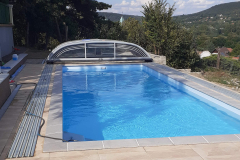 Medencetakarítás közben