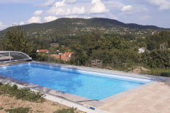 Szögletes medence belső saroklépcsővel