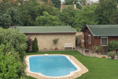 A medence a házból