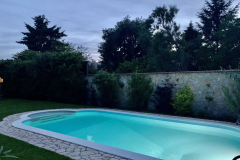 Úszómedence esti fényben